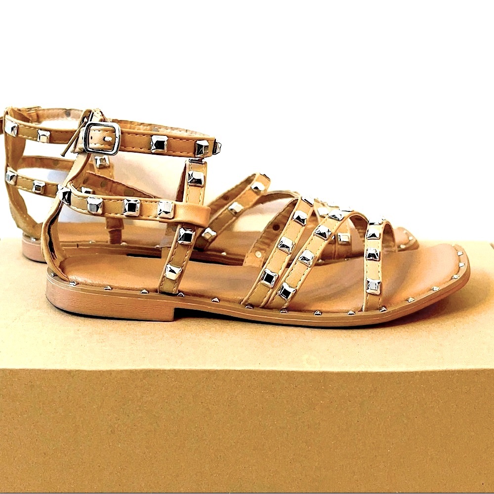 Tahari Girls Sandal with studs. Great condition. Age 8-10